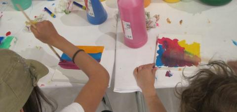 Lapset maalaavat vesiväritaideteoksia.