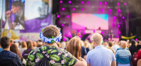 Etualalla yleisöä ja taaempana Tammerfestin lava, joka on valaistu violeteilla valoilla.