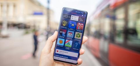 Tampere-sovellusta esittelevä puhelimennäyttö.