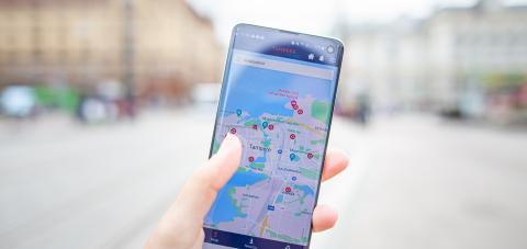 Älypuhelin, jossa on auki Tampere. Finland -sovelluksen karttanäkymä Tampereen keskustasta.