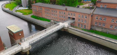 Valssipadonraitti kosken kohdalla kuvattuna ja ihmisiä kävelee sillalla.