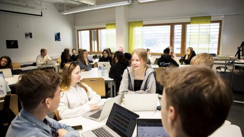 Sammon keskuslukion opiskelijoita luokkatilassa