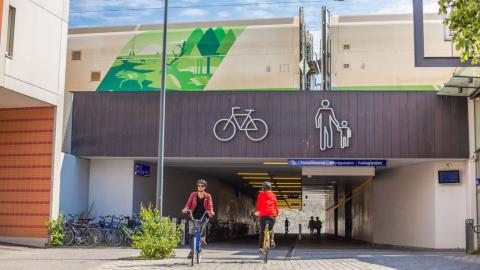 Kuva yhdistetystä kävely- ja pyörätiestä tunnelissa.