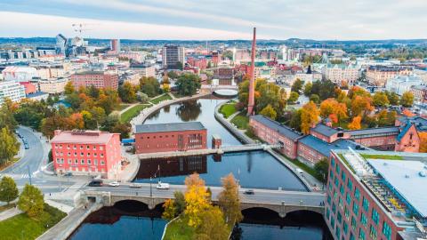 Tampereen keskustaa syysväreissä ilmasta kuvattuna, keskellä Tammerkoski ja etualalla Satakunnan silta sekä Patosilta.