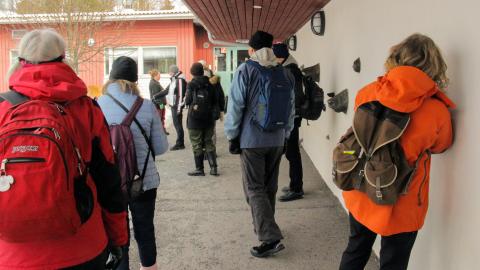 Henkilöitä koulun pihalla.