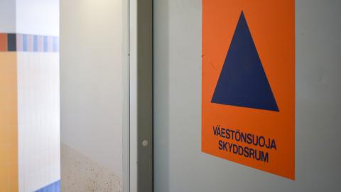 A door with the text &quot;Civil defence shelter&quot;.