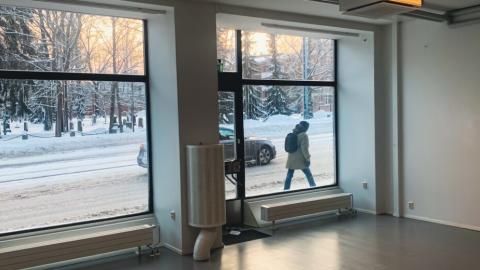 Pyynikin uimahallin Välitilan katunäkymä ikkunasta.