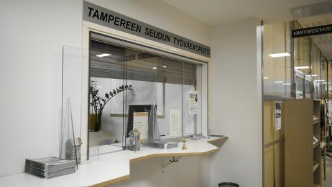 Sampolan toimiston asiointiluukku.