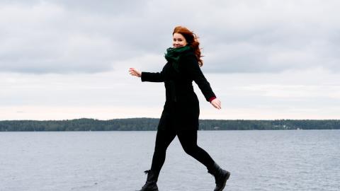 Henkilö hyppää laiturilla.