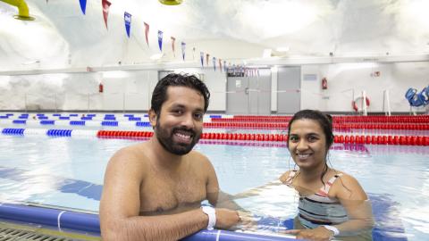 Kaksi uimaria altaassa.