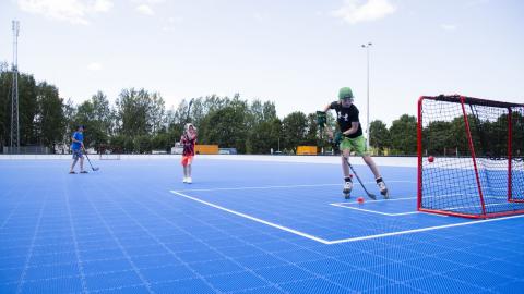 Sählyn pelaaja maalin luona Kalevan liikuntapuiston sinisellä kentällä.