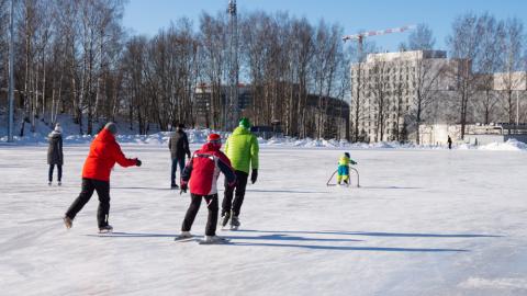 Luistelijoita Sorsapuiston jäällä.
