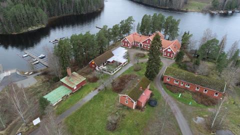 Ilmakuva Maisansalosta. Kuvassa näkyy rakennuksien lisäksi Näsijärveä.