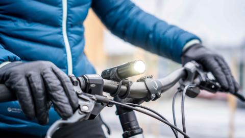 Pyöräilijä kädet pyörän ohjaustangolla.