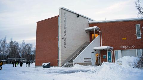 Kämmenniemen koulu ja sen piha-alue talvella.