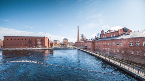 Tammerkosken suvantoa punatiilisten voimalaitoksen ja Frenckellin kohdalla.