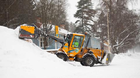 Auraustraktori siirtää lunta.