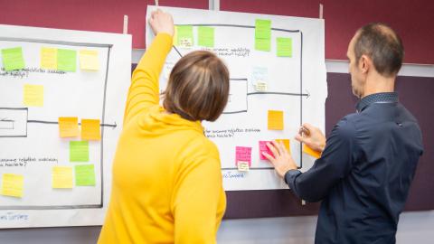 Ihmisiä ideoimassa.