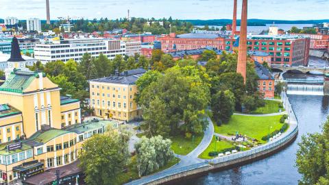 Ilmakuva Laikun alueelta kesällä. Kuvassa näkyvät Tampereen Teatteri, kulttuuritalo Laikku ja Tammerkoskea. Etäällä näkyy myös Näsinneula. 