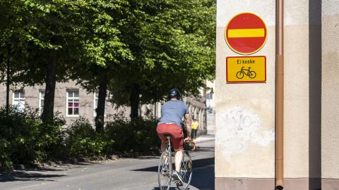 Pyöräilijä yksisuuntaisella kadulla