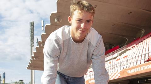 Jere Haapalainen wearing jeans and a sweatshirt in the starting position at Ratina stadium.