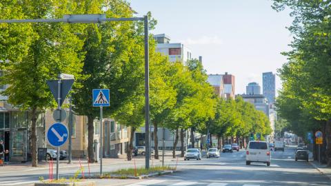 Suojatie ja liikennettä Satamakadulla.