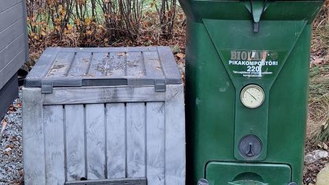 Biojätekompostori ja kehikko jälkikompostointiin.