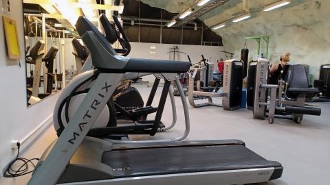 Kuntosalilaitteita Nääshallissa.