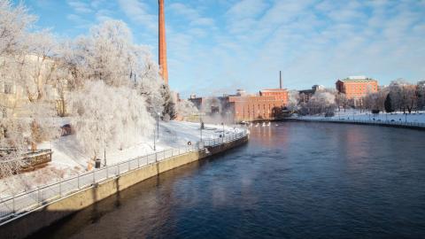 Kirkas talvisää ja näkymä koskelle, jonka taustalla näkyy Finlaysonin entisiä vanhoja punatiilisiä rakennuksia.