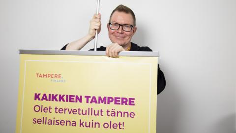 Mikko Ala-Kapee katsoo hymyillen kameraan.