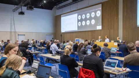 Valtuutettuja Tampere-talossa kokouksessa.