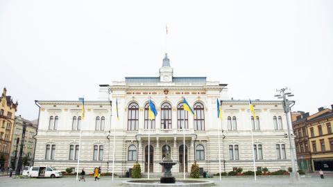 Ukrainian flags in front of the Tampere City Hall.