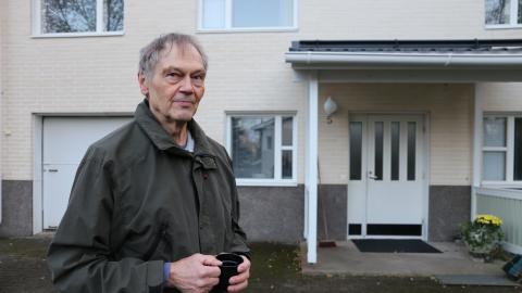 Henkilö omakotitalon pihalla.