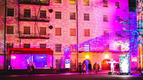 Valotaidetta hämärällä kerrostalojen sisäpihalla. 