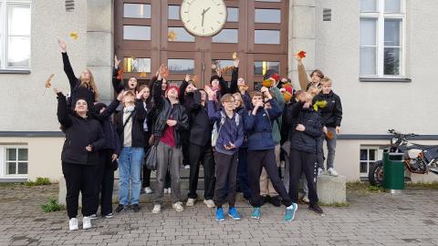 Hatanpään opiskelijoita lukion edessä.