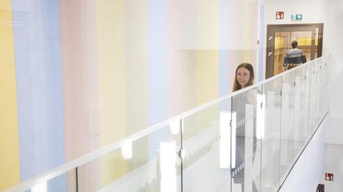 Päiväkodinjohtaja seisoo päiväkodin yläkerran käytävällä.