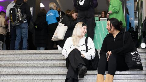 Etualalla panoraamakuva Tampereesta ja teksti Äänestyspaikka. Taustalla äänestyskoppeja.