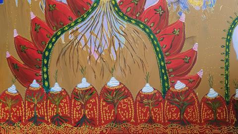 Värikkäässä maalauksessa maasta kasvaa puna-kelta-vihreitä mukuloita. Niistä lähtee vihreät varret ylöspäin, joiden päässä on keltainen sipuli, josta kohoaa edelleen vihreitä tähkiä kohti taivasta.