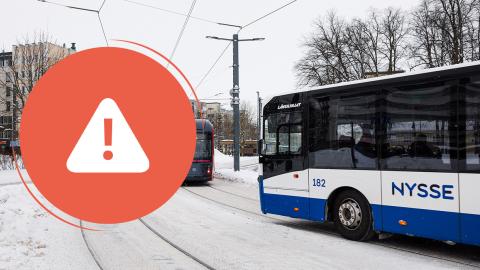 Bussi ja ratikka talvimaisemassa. Kuvan päällä häiriösymboli.