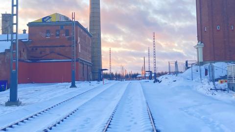 Valmista raidetta Hiedanrannassa talvella.