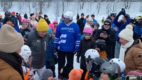 Prersidentti Sauli Niinistö juttelee lapsille Sorsapuiston yleisöluistelussa