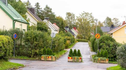 Istutuslaatikoilla katkaistu katu Härmälässä.
