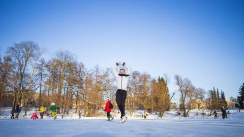 Luistelua Sorsapuistossa