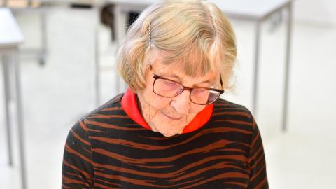 Henkilö piirtää kuvataideluokassa.