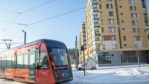 Ratikka kääntyy Sammonkadulle Hakametsän suunnasta.