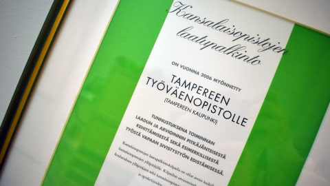 Kansalaisopistojen laatupalkinto -taulu vuodelta 2006.