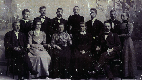 12 henkilöä luokkakuvaa muistuttavassa ryhmäkuvassa.