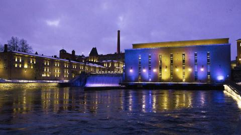 Tammerkoski valaistuna Ukrainan lipun värein.