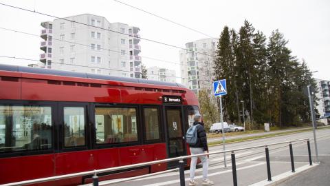 Ratikka kulkee Hervannassa kerrostalojen välissä.