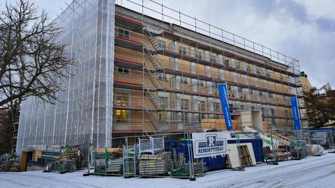 Suuren keltaisen rakennuksen ympärille on pystytetty rakennustelineet.